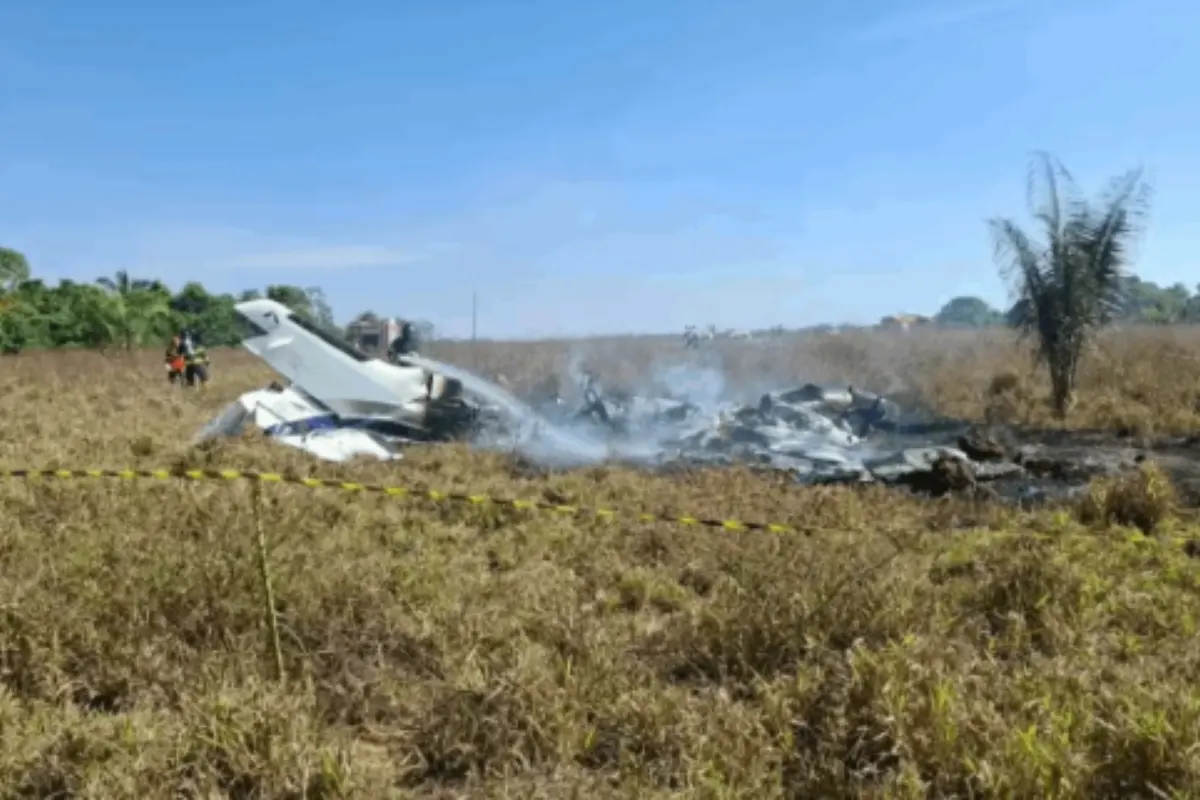 Avião cai em fazenda, pega fogo e deixa três mortos em Mato Grosso