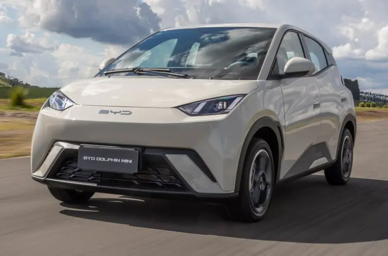 BYD Dolphin Mini lidera vendas no varejo e se torna o primeiro carro elétrico a alcançar o topo no Brasil