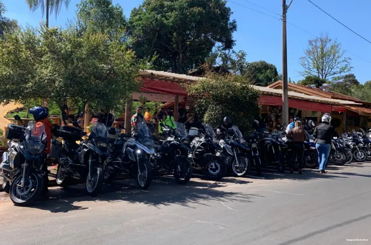 Evento de motociclismo reúne participantes em passeio bate e volta ao Rancho Rio Jaci durante o Carnaval