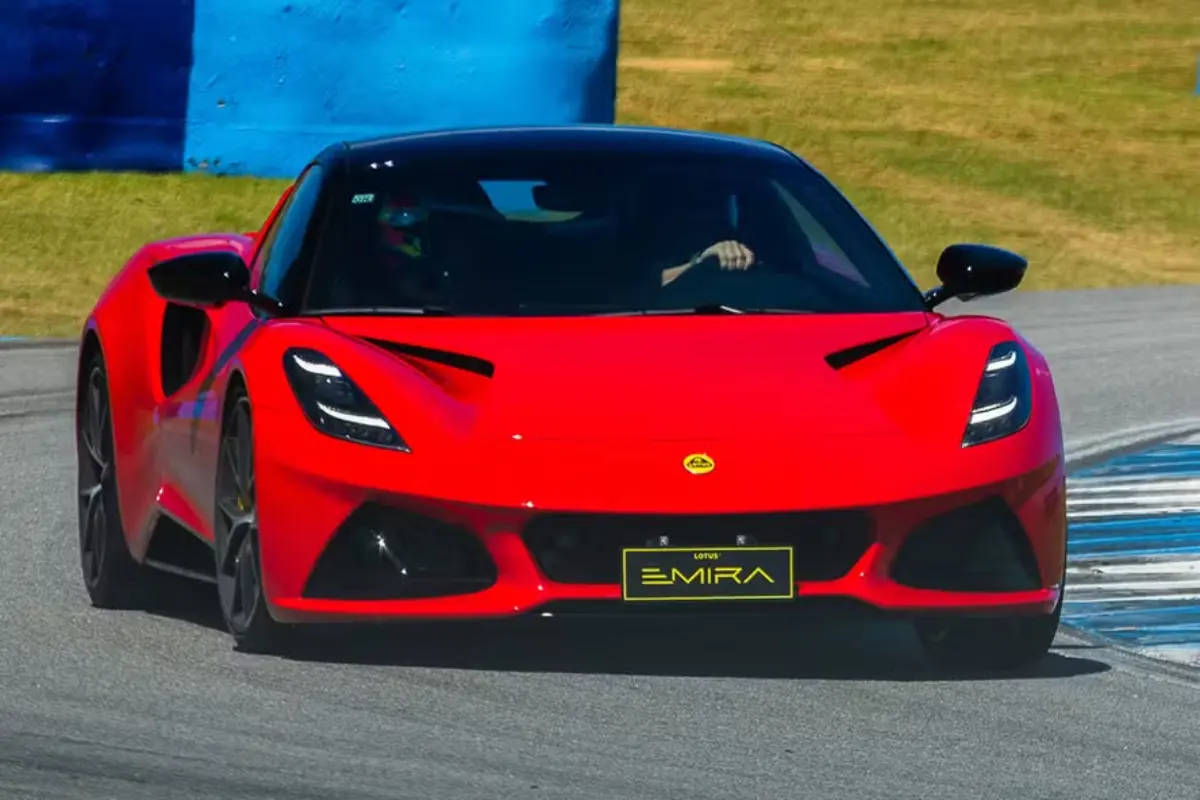 Lotus chega ao Brasil com esportivo de 406 cv e elétricos de até 918 cv