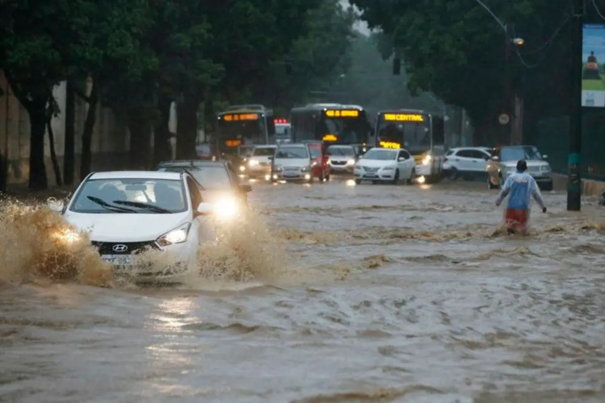 5 riscos que podem causar grandes prejuízos ao carro durante uma enchente