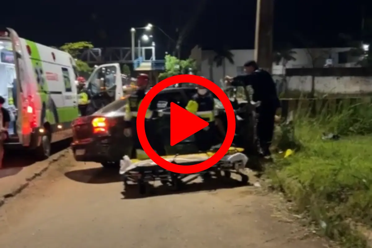 Três pessoas ficam feridas após carro bater contra poste na Rua da Beira, em Porto Velho