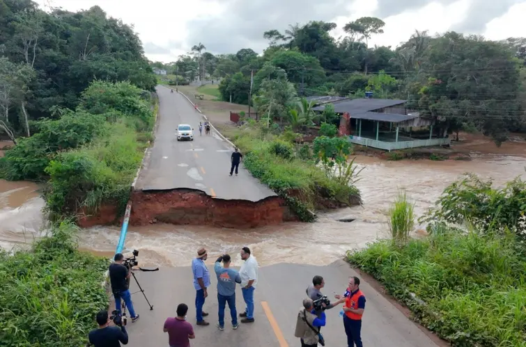 Veja como ficou a Estrada de Santo Antônio após cratera abrir e interditar a via