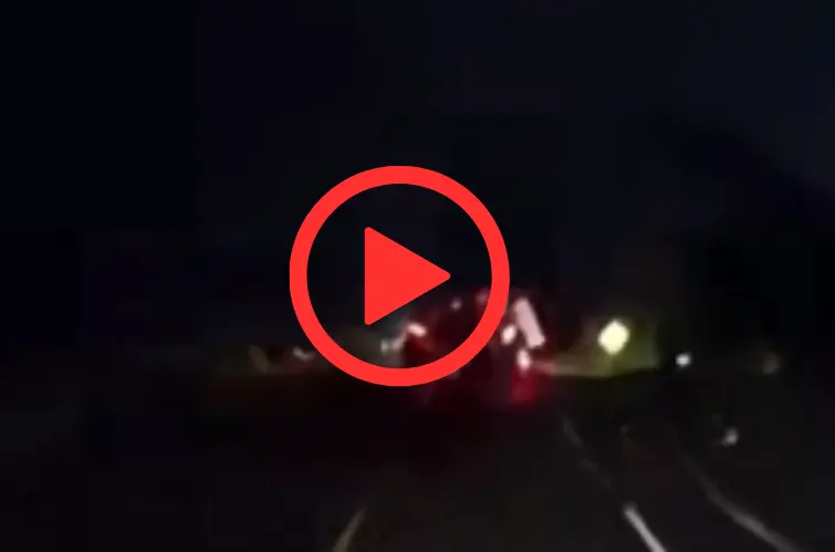 Vídeo registra exato momento em que carreta carregada de soja tomba na BR-364