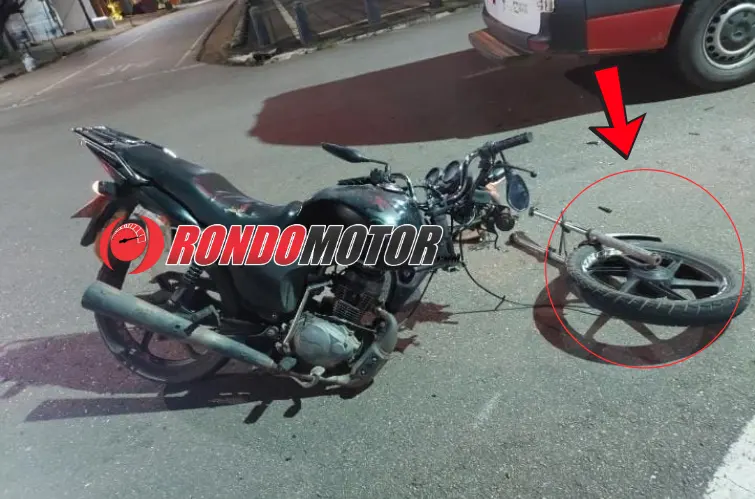 Carro avança cruzamento, arranca roda de moto e foge na Abunã