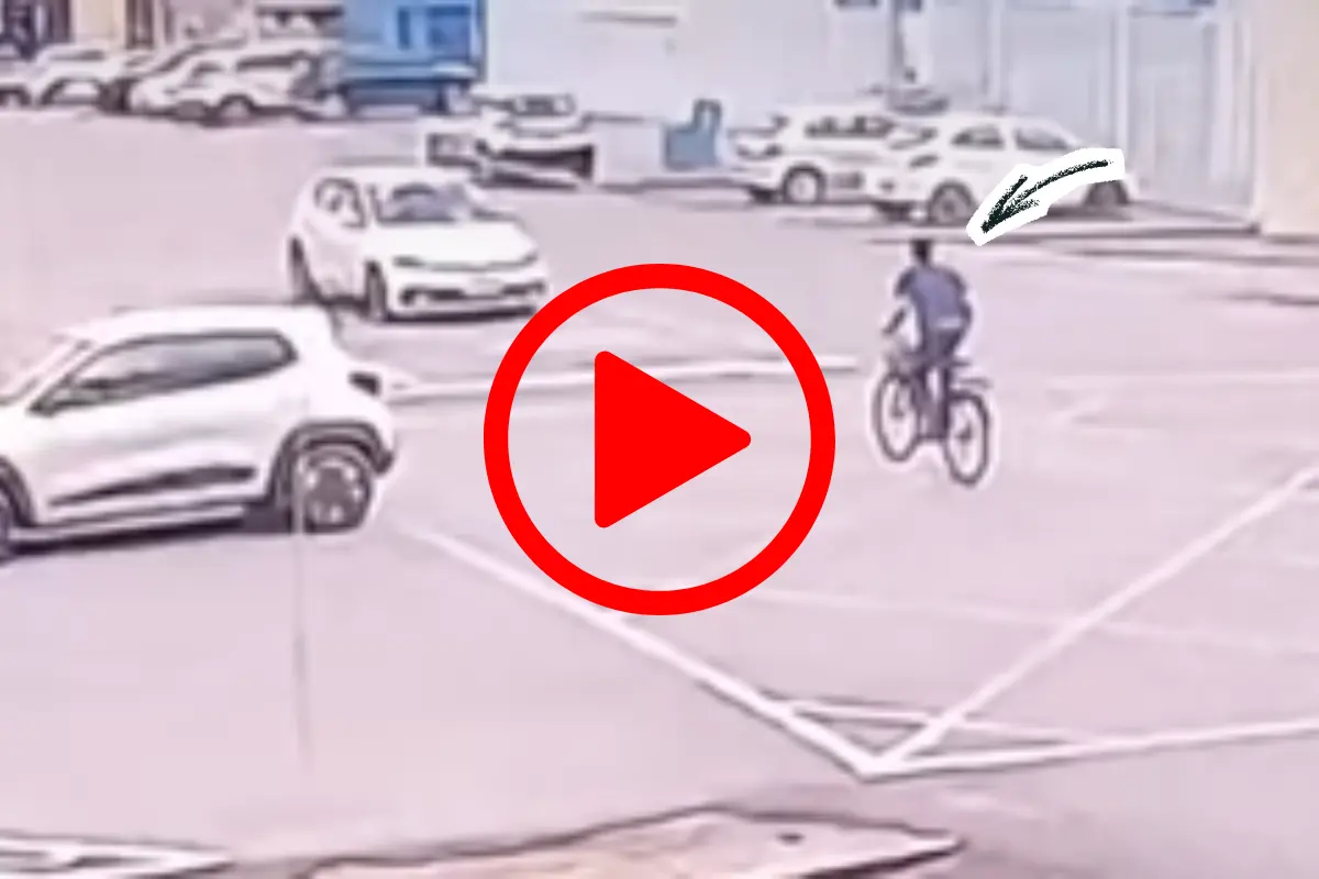 Vídeo mostra momento em que um ciclista colide contra um carro parado no Centro de Porto Velho