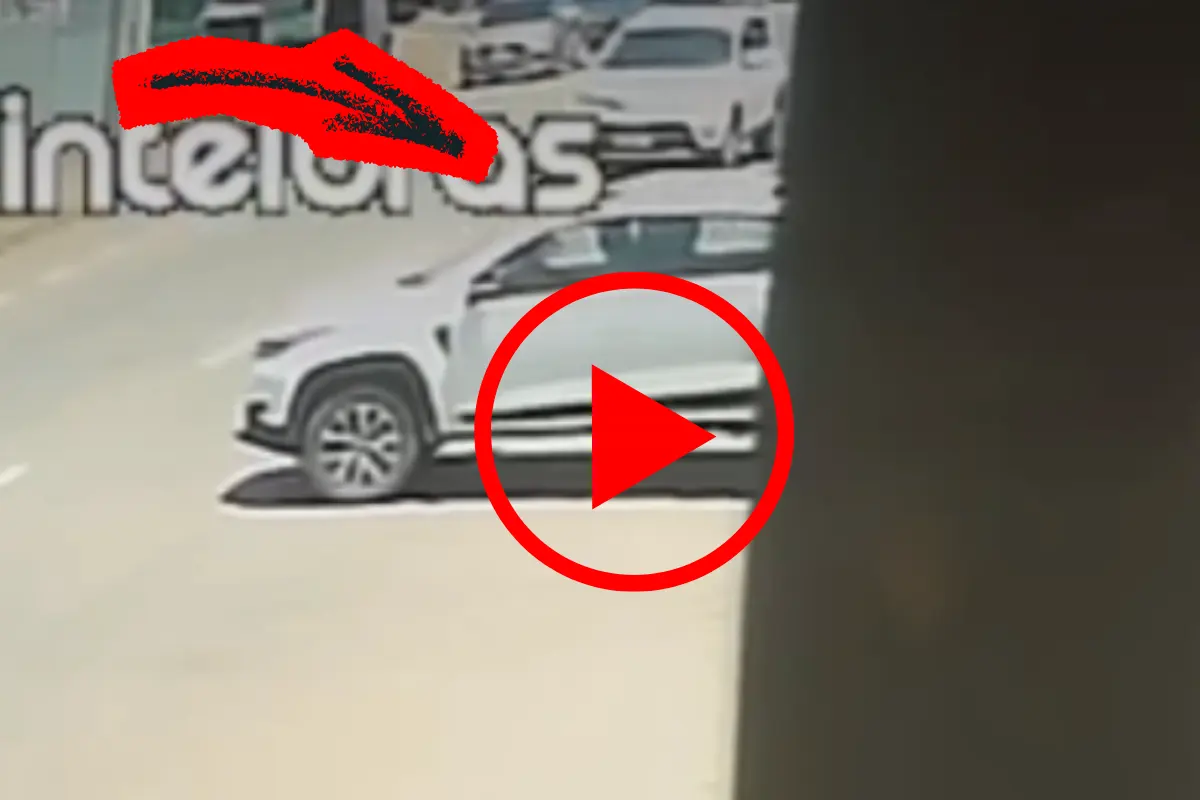 Câmera registra batida entre RAV4 e Strada que deixou idosa ferida em Porto Velho