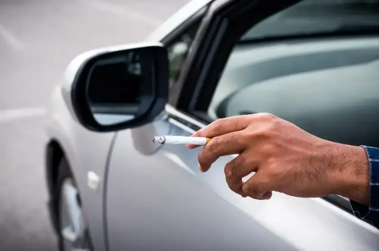 Fumar ao volante pode gerar multa? Entenda o que diz a lei!