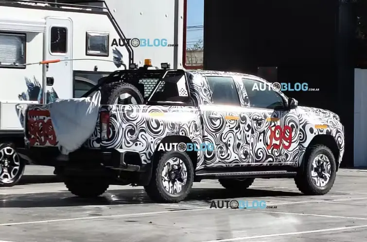 Nova Toyota Hilux elétrica aparece em testes na Argentina e reforça planos para o Brasil