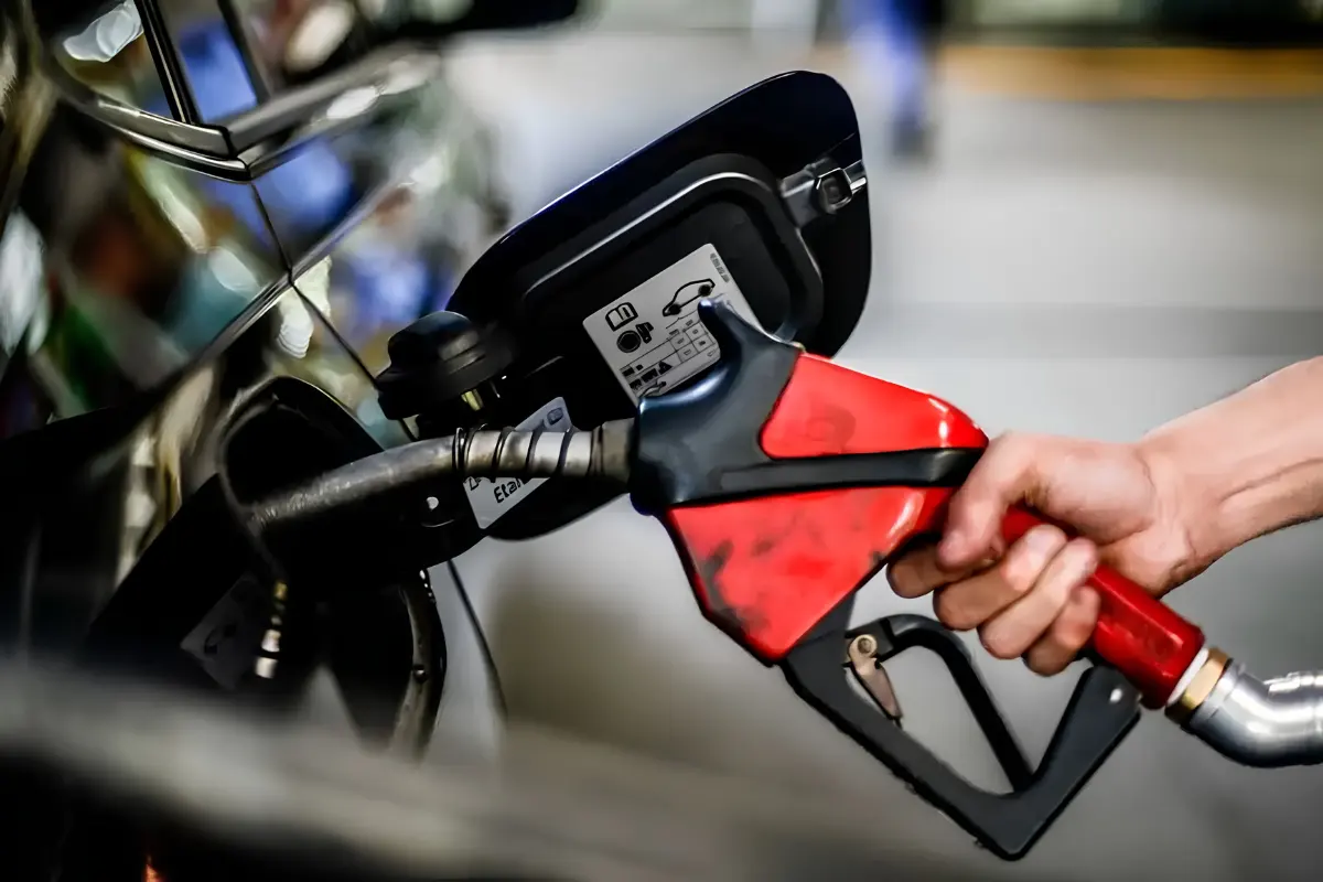 Gasolina com 32% de etanol está perto de virar realidade; veja os impactos nos carros