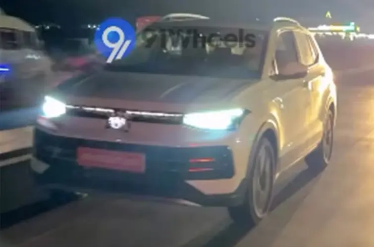 Flagra mostra novo Volkswagen T-Cross com visual inspirado na linha elétrica e futuro híbrido