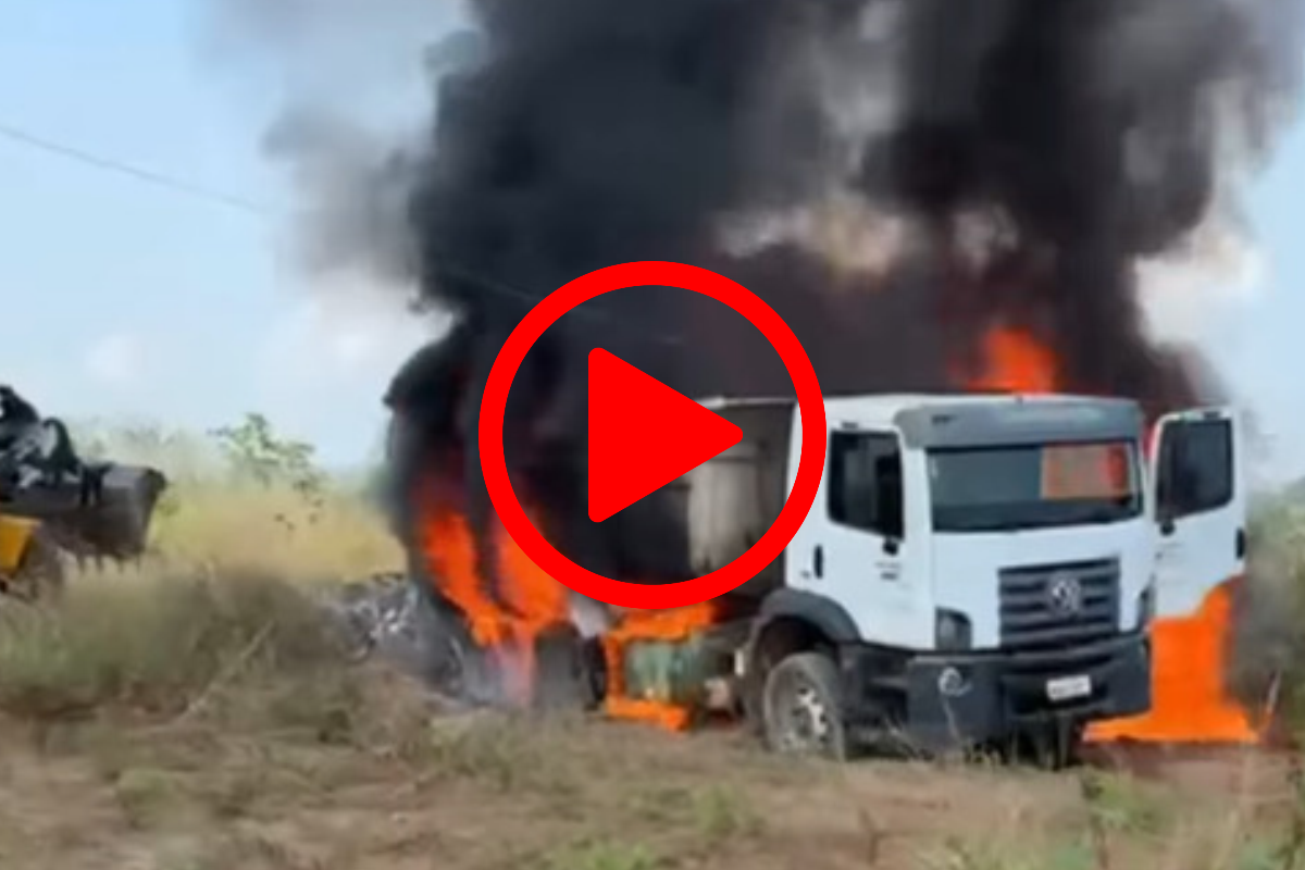 Caminhão da Prefeitura pega fogo após atingir rede elétrica durante serviço em Rondônia