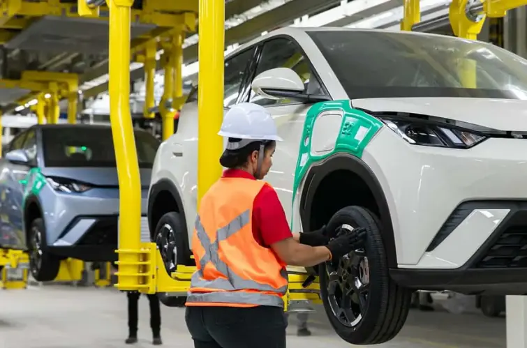 BYD corta 100 mil empregos na China, mas acelera contratações no Brasil