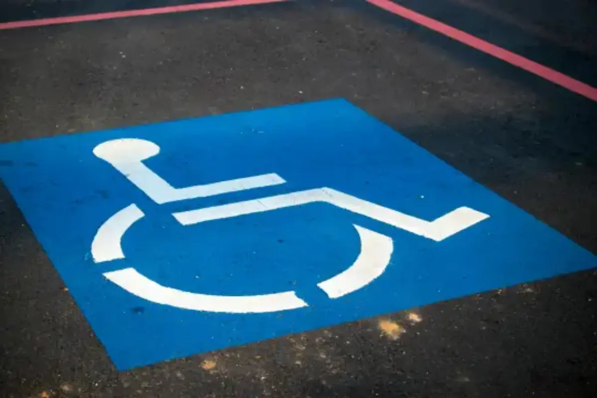 CNH do Brasil permite emitir credencial de estacionamento para idosos e PcD