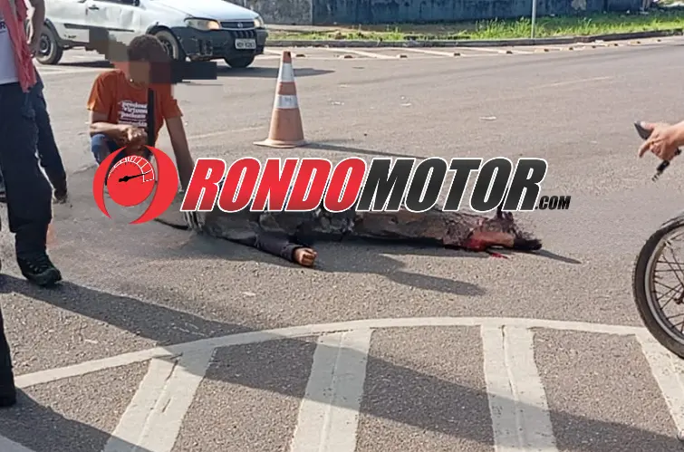 Motociclista sofre laceração grave na perna após colisão; motorista foge