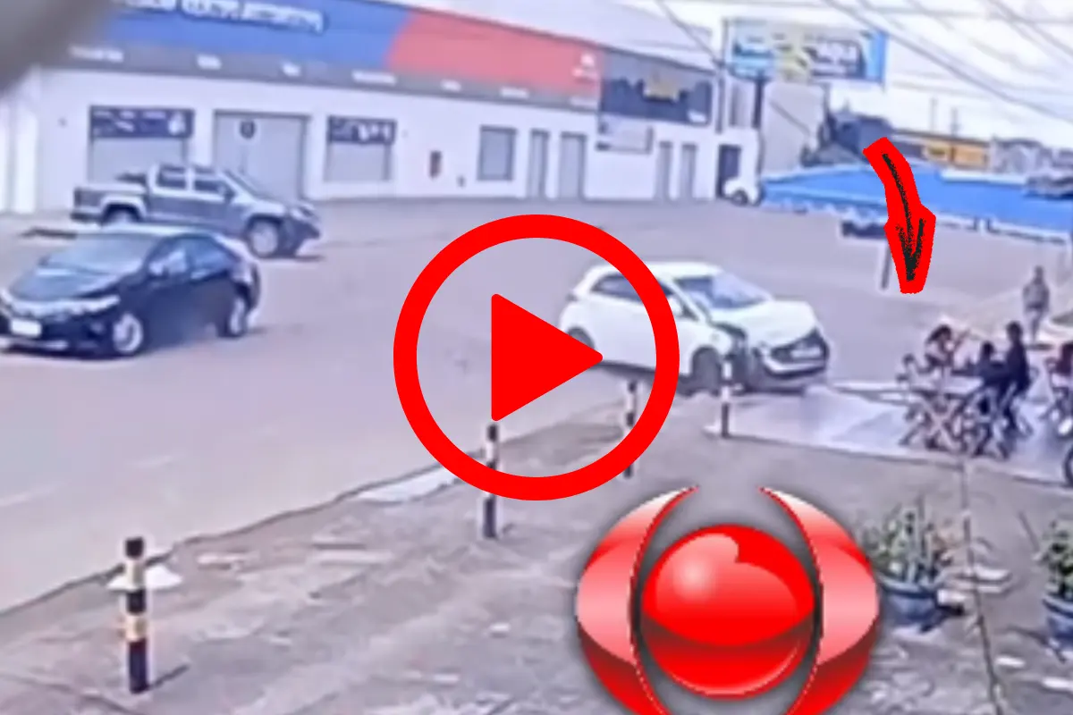 Carro invade restaurante após colisão com veículo oficial e deixa criança ferida em Porto Velho