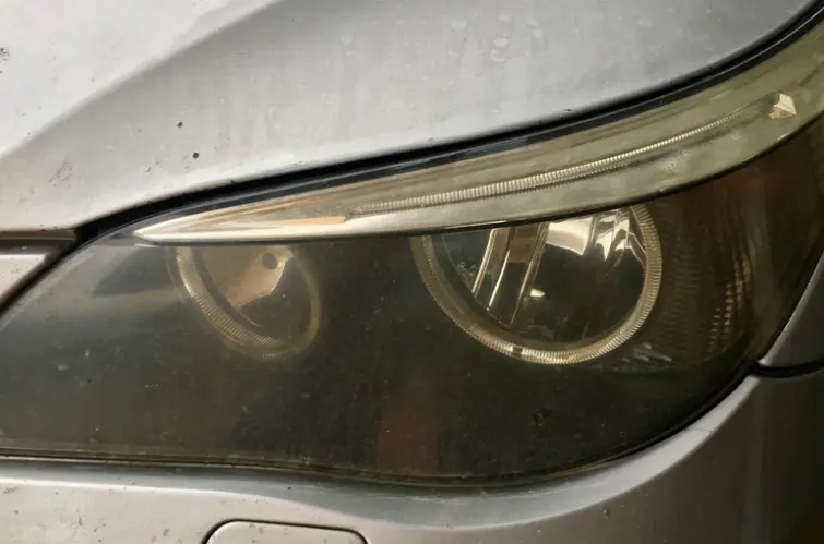 Como limpar farol amarelado e recuperar a transparência