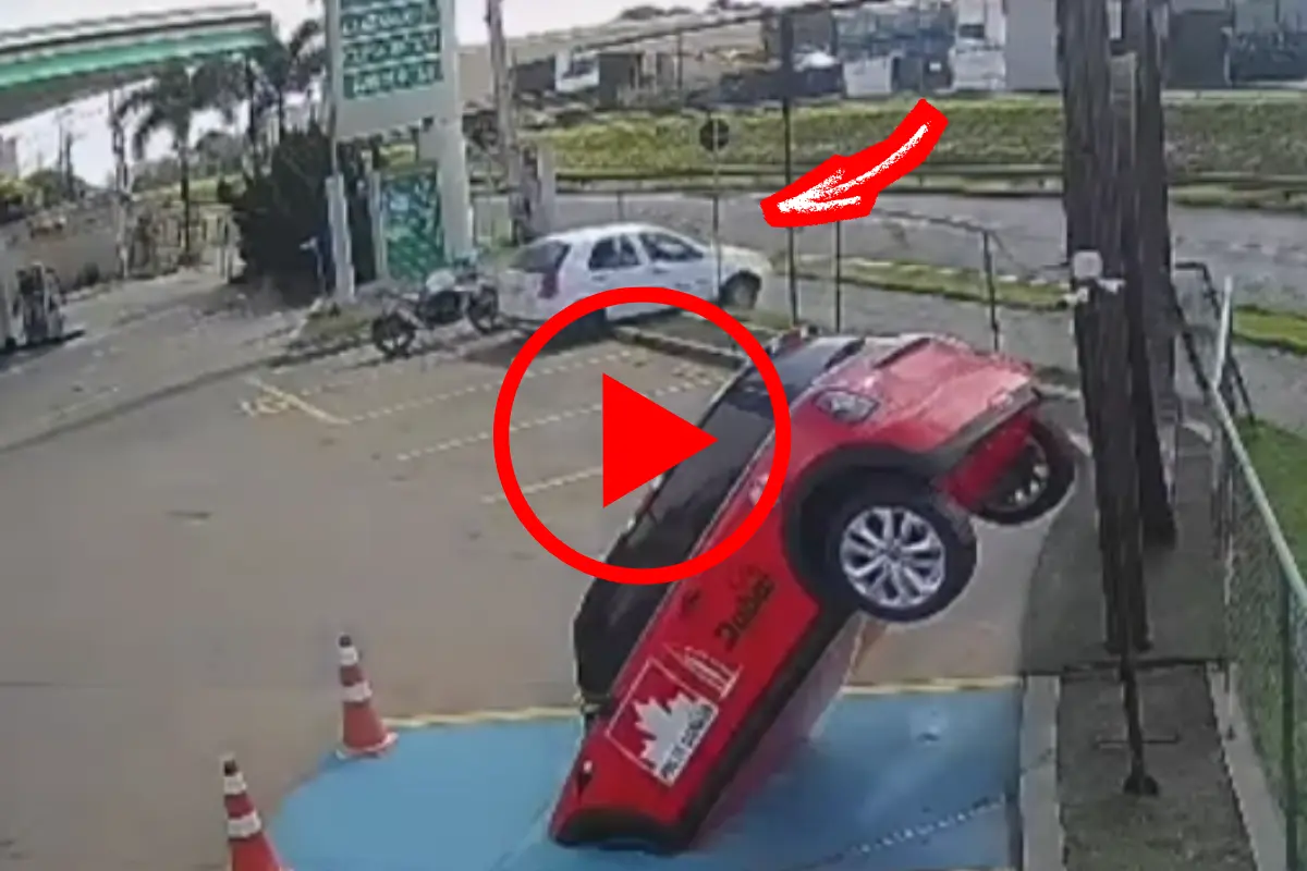 Motorista se confunde na saída e derruba grade de posto em Maringá