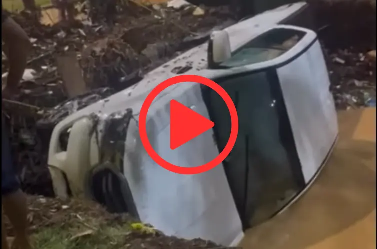 Caminhonete é arrastada pela força da enxurrada em Buritis