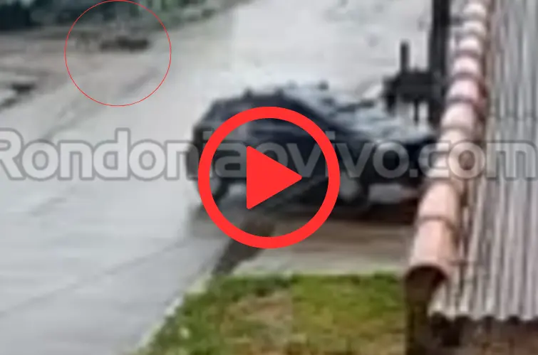 Moto avança preferencial e causa acidente grave; carro é lançado contra residência