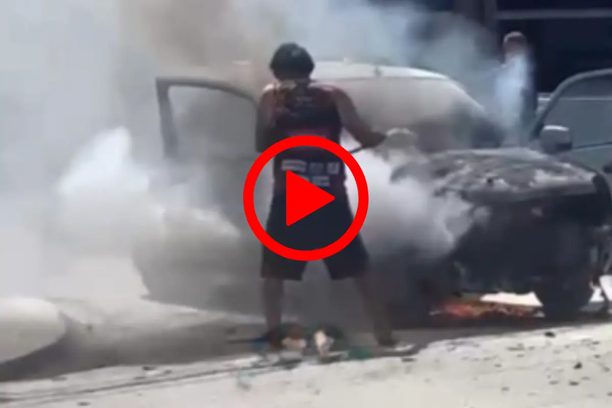Carro é destruído por incêndio na Avenida Calama em Porto Velho