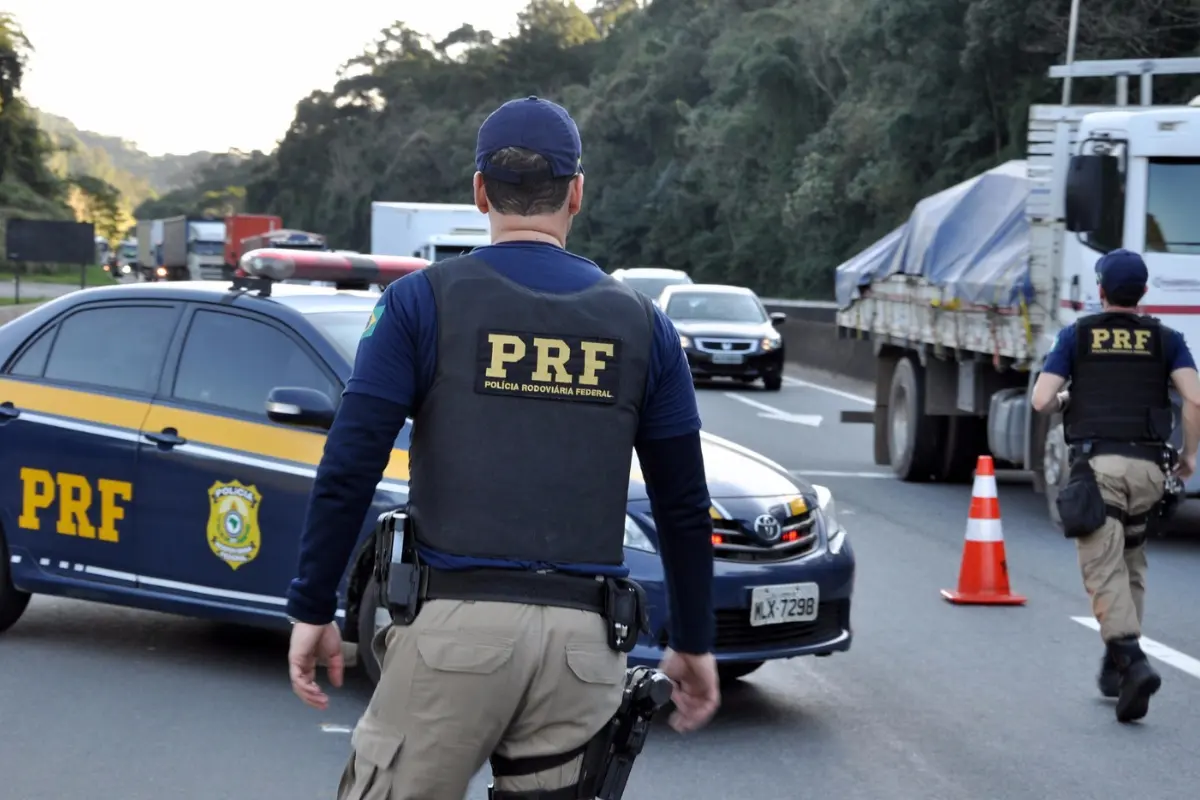 Tombamento de veículo interdita trecho da BR-364 em Candeias do Jamari