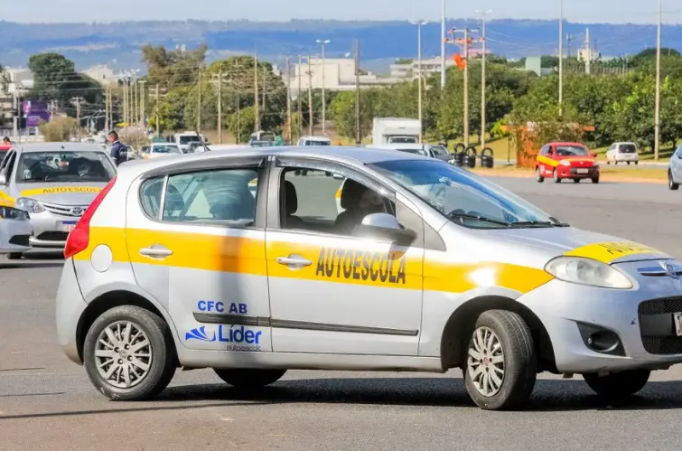 Nova CNH pode tornar o processo de aprender a dirigir mais caro, alertam autoescolas