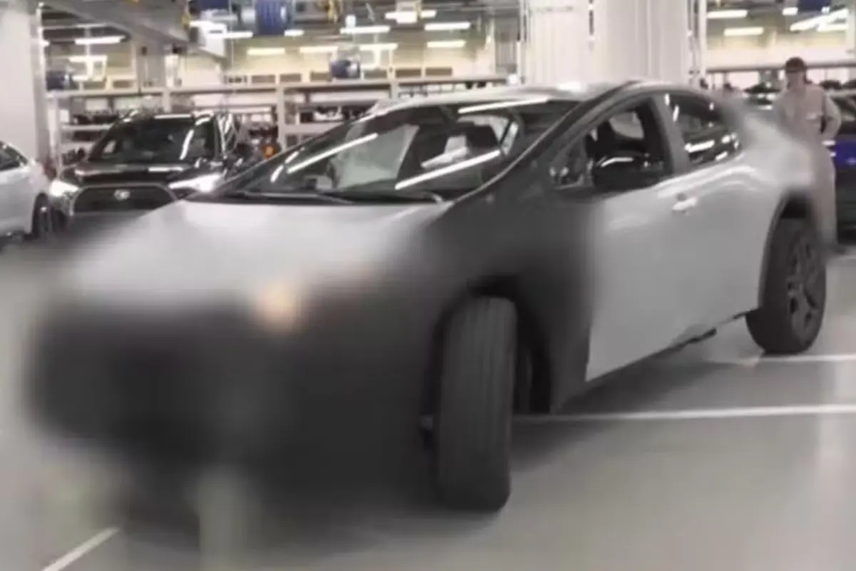 Novo Toyota Corolla tem imagens reveladas e mostra detalhes do interior
