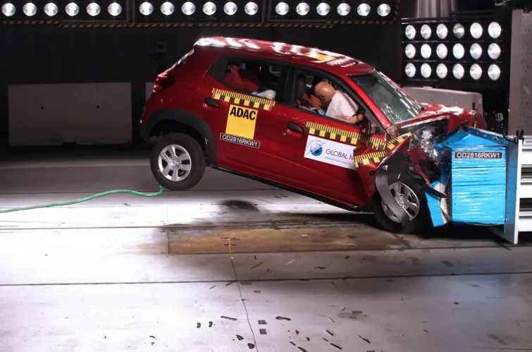 Mulheres enfrentam maior risco em acidentes devido a falhas históricas nos testes de segurança dos carros