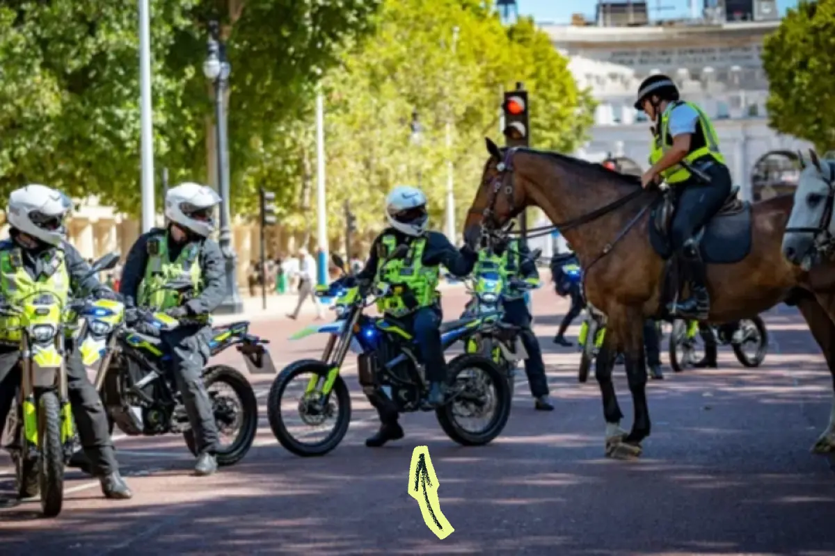 Polícia de Londres amplia frota de motos elétricas para combater crimes nas ruas