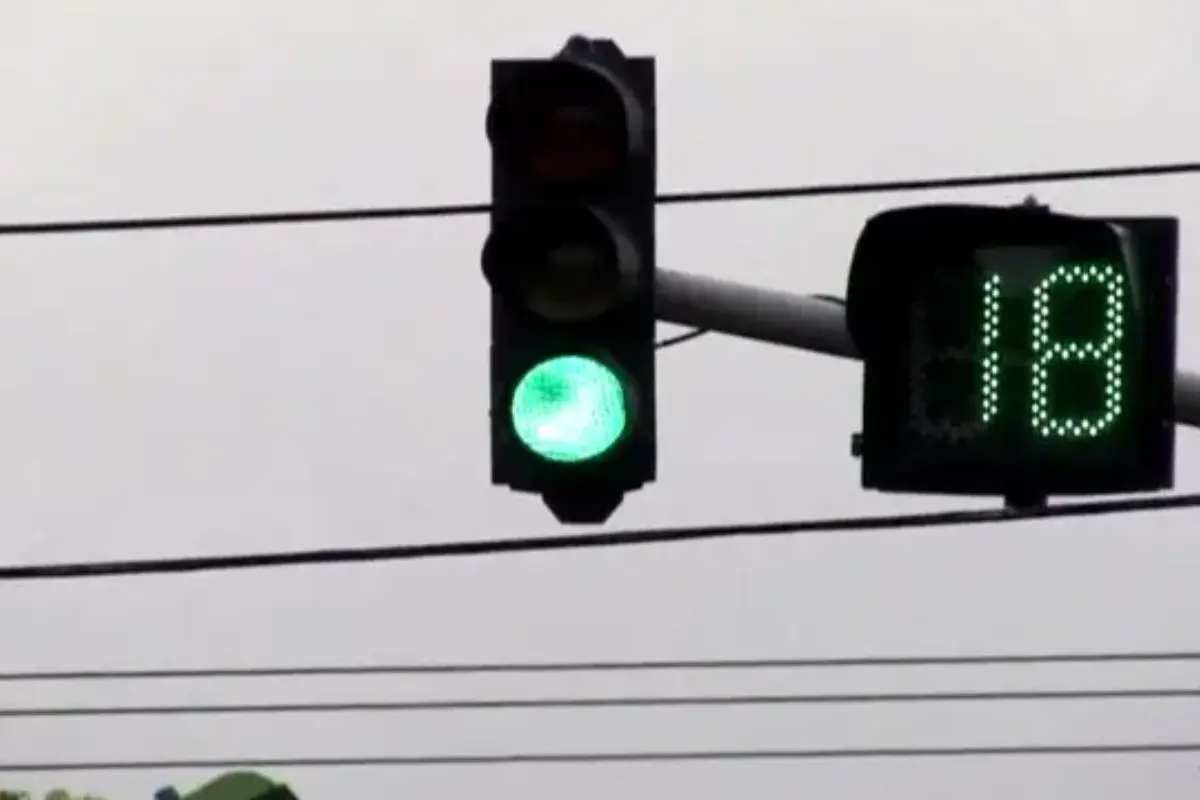 Projeto quer exigir contagem regressiva em semáforos com radar