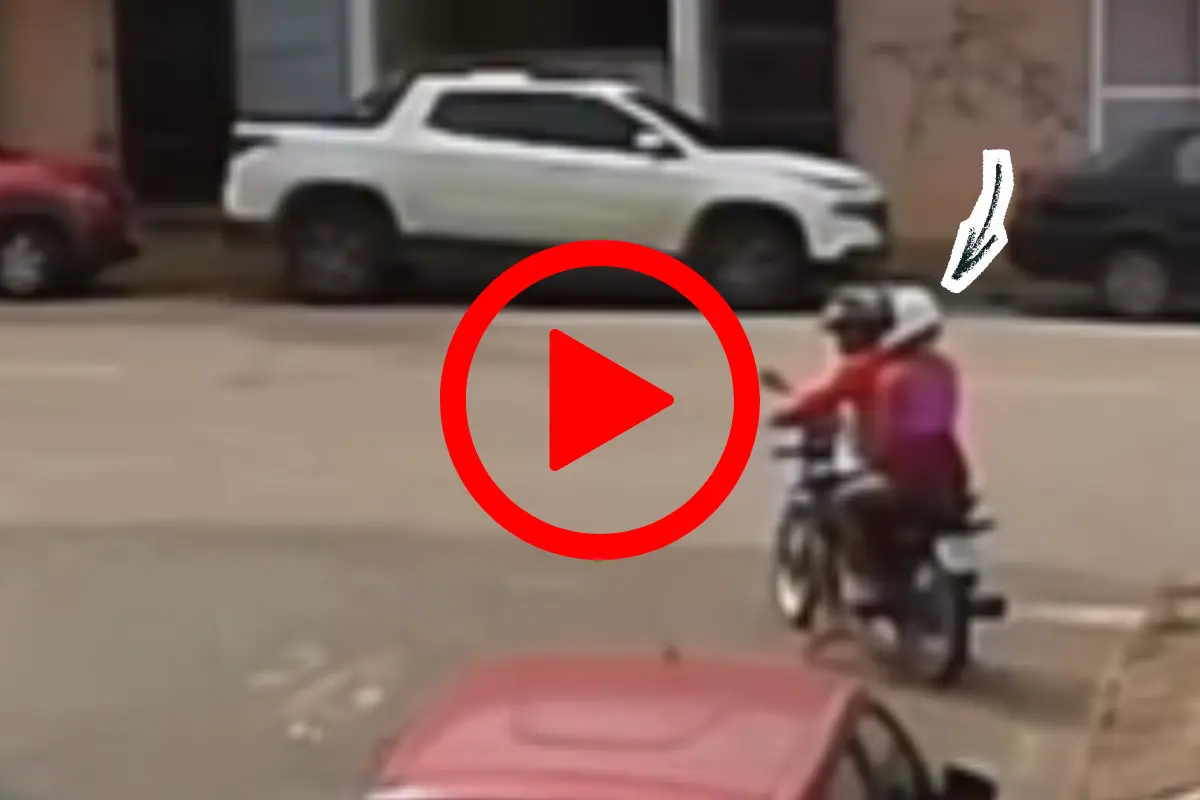 Casal em motocicleta assalta mulher; PM prende suspeito e recupera pertences