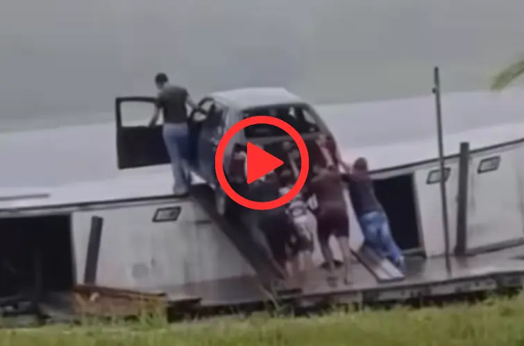 Carro sendo transportado no teto de barco na Amazônia viraliza e chama atenção nas redes