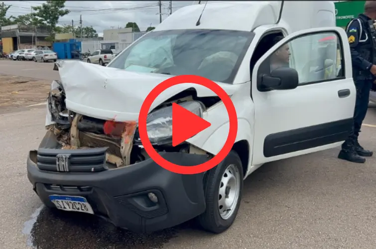 Batida entre carros deixa dois motoristas feridos em Porto Velho