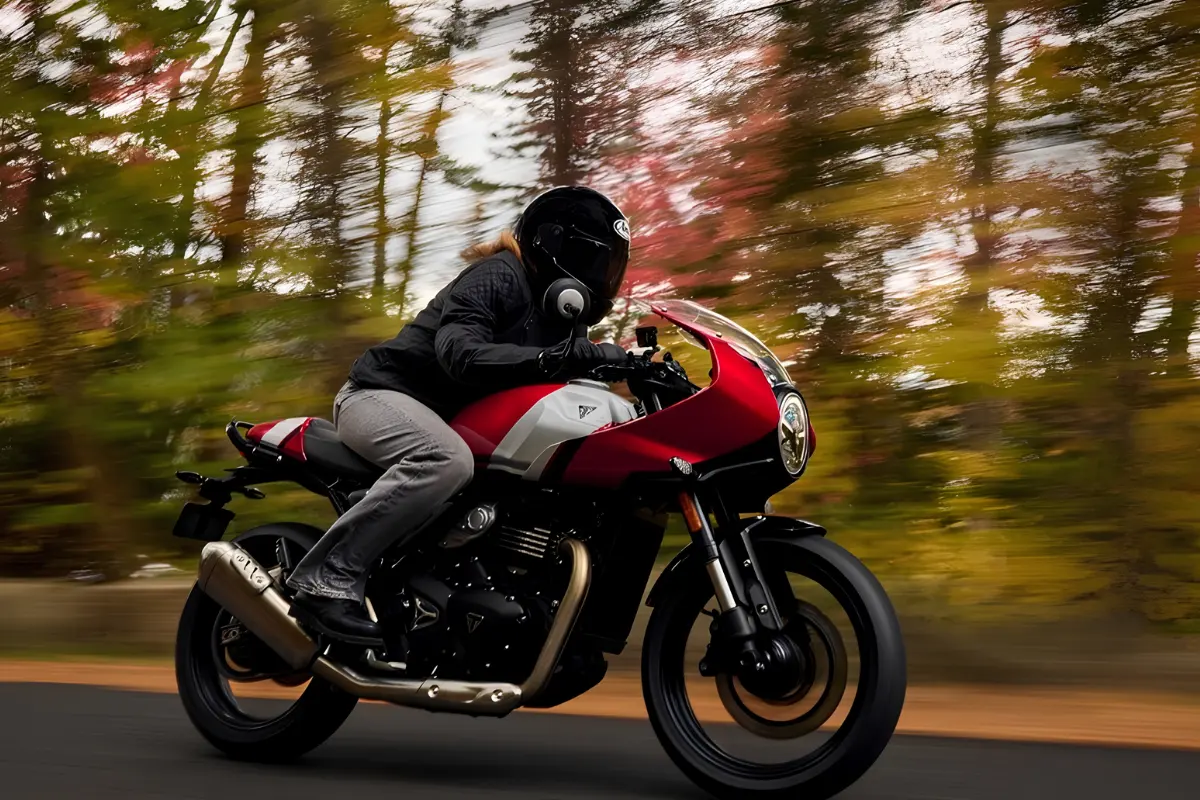 Triumph amplia linha 400 no Brasil com as inéditas Thruxton 400 e Tracker 400