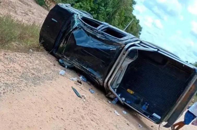 Duas pessoas morrem e três ficam feridas após capotamento de caminhonete no Amazonas