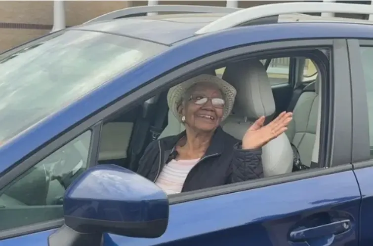 Aos 108 anos, motorista renova CNH e segue dirigindo nos Estados Unidos
