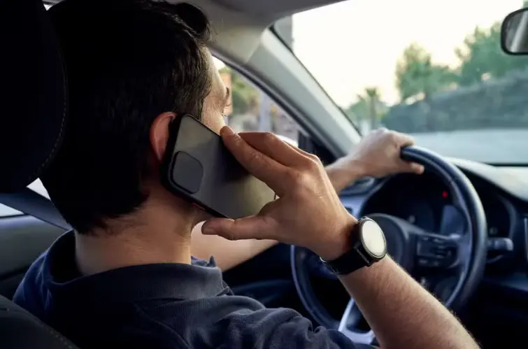 Celular ao volante já supera álcool e se torna um dos maiores causadores de acidentes no Brasil