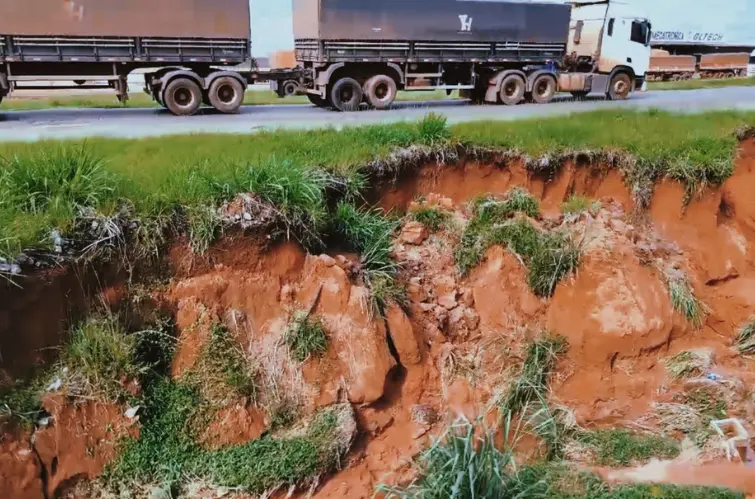 Chuvas fazem cratera da BR-364 avançar e ficar a 1,5 metro da pista em Vilhena