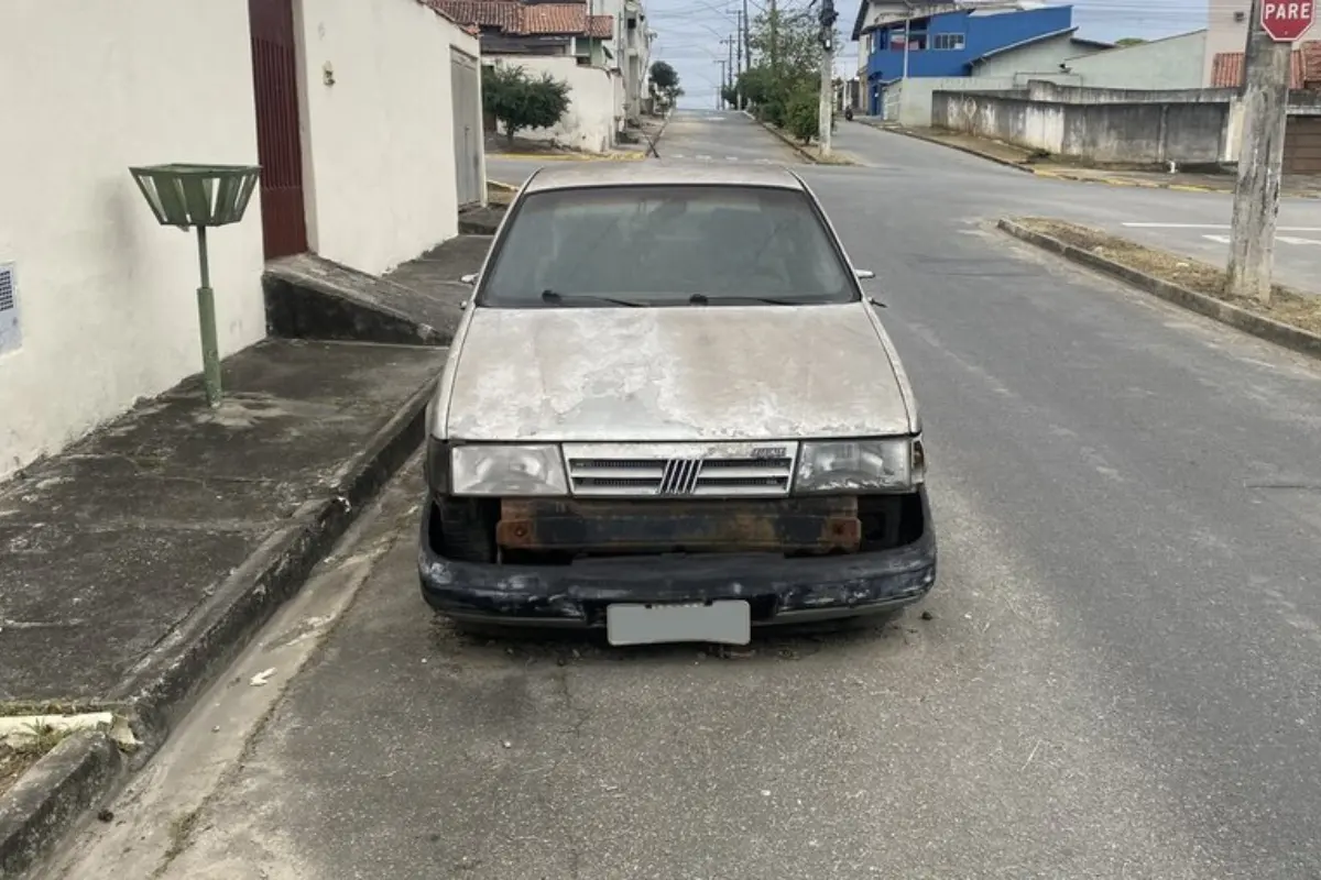 Carro abandonado na rua pode gerar multa, remoção e até leilão; entenda as regras