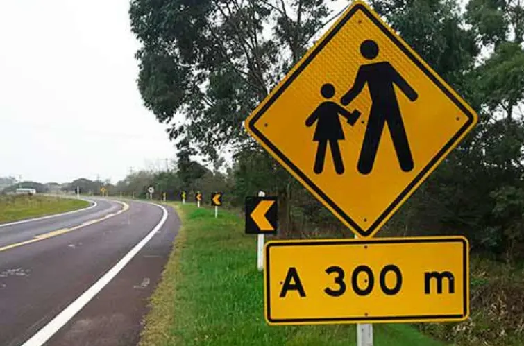 Volta às aulas reforça alerta: não reduzir velocidade perto de escolas é infração gravíssima