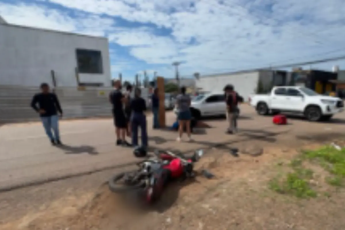 Motoboy fica gravemente ferido após colisisão com carro no Centro de Porto Velho