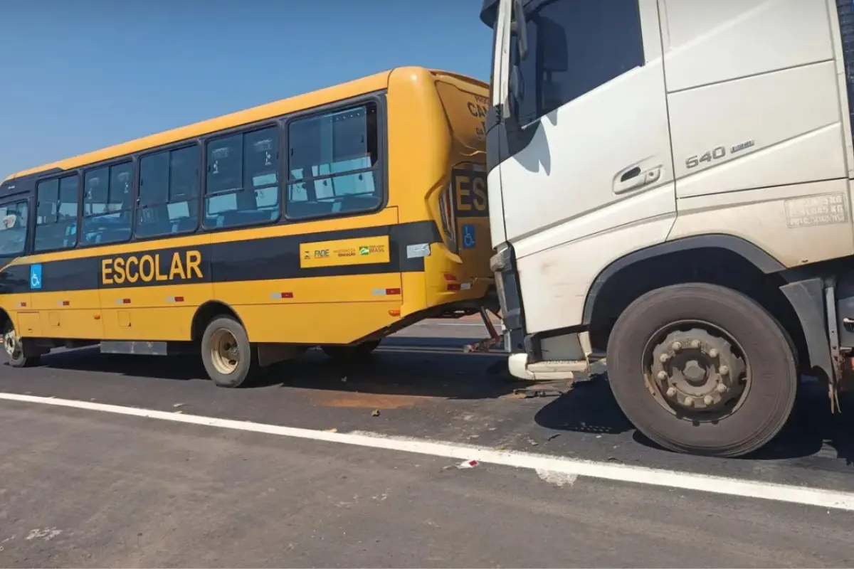 Carreta atinge traseira de micro-ônibus escolar durante “Pare e Siga” na BR-364, em Jaru