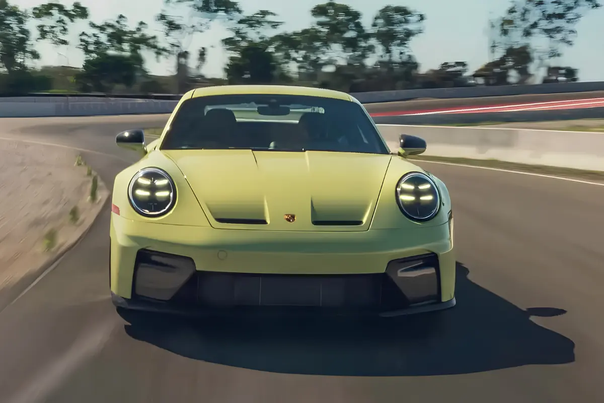 Porsche descarta versão elétrica do 911 e reforça aposta em motores a combustão e híbridos