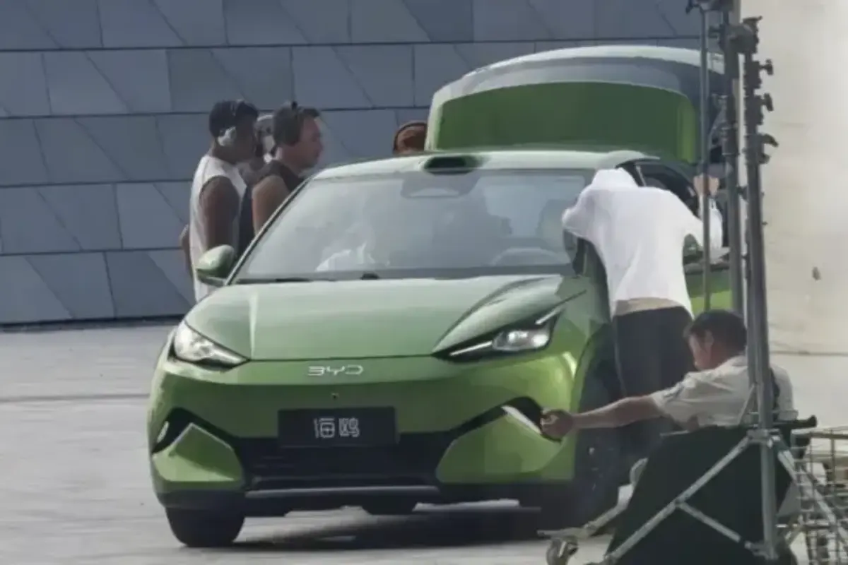 Novo BYD Dolphin Mini cresce e mira rivais como o Geely EX2