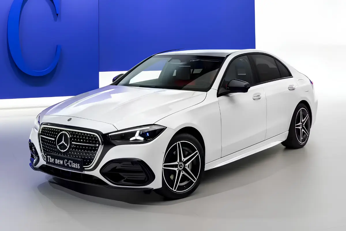 Novo Mercedes Classe C melhora motores e combina IA de ChatGPT e Google