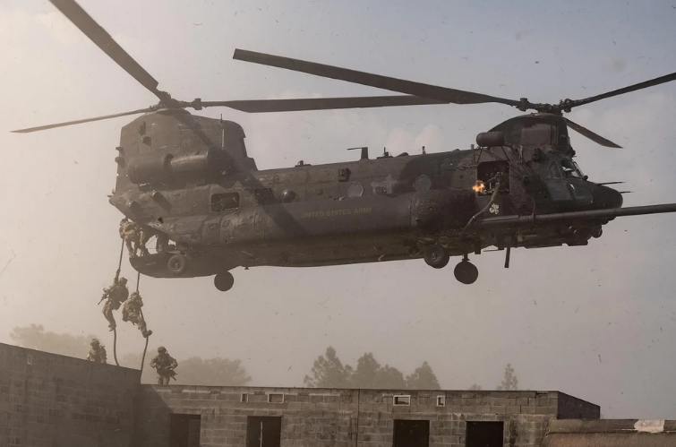 Veja mais sobre o MH-47G Chinook, o helicóptero que levou as tropas do ...